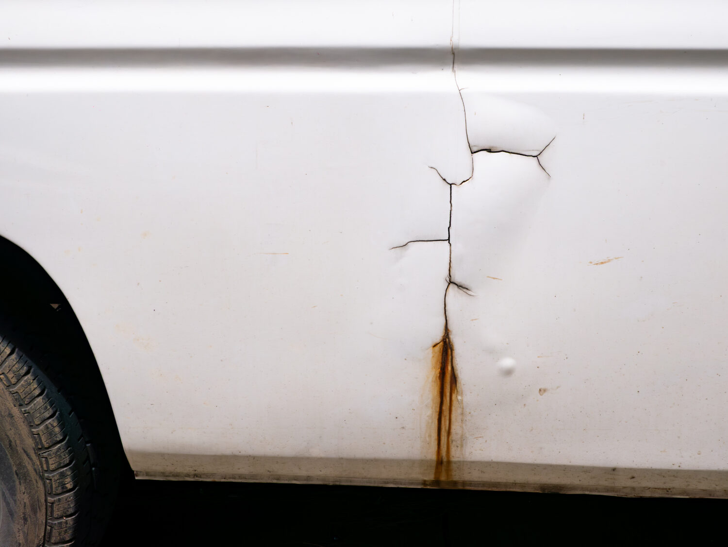 【完全ガイド】車の塗装、パリパリ剥がれの原因とは? DIY補修から発生防止策まで解説 – 車の補修・塗装の情報メディア HOLTS BASE